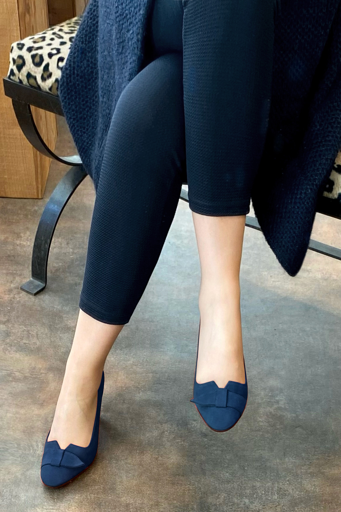 Navy blue women's dress pumps, with a knot on the front. Round toe. High slim heel. Worn view - Florence KOOIJMAN